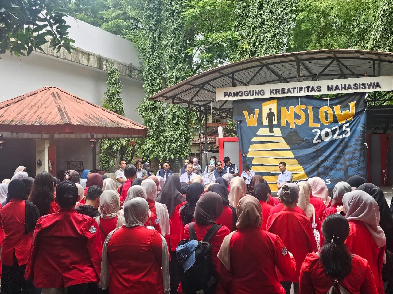 Ratusan mahasiswa FKM Universitas Hasanuddin menyimak arahan pimpinan fakultas saat prosesi pelepasan Praktik Belajar Lapangan (PBL) 2 sebelum diberangkatkan ke Kabupaten Soppeng, di Kampus FKM Unhas, Makassar, 5 Januari 2026.